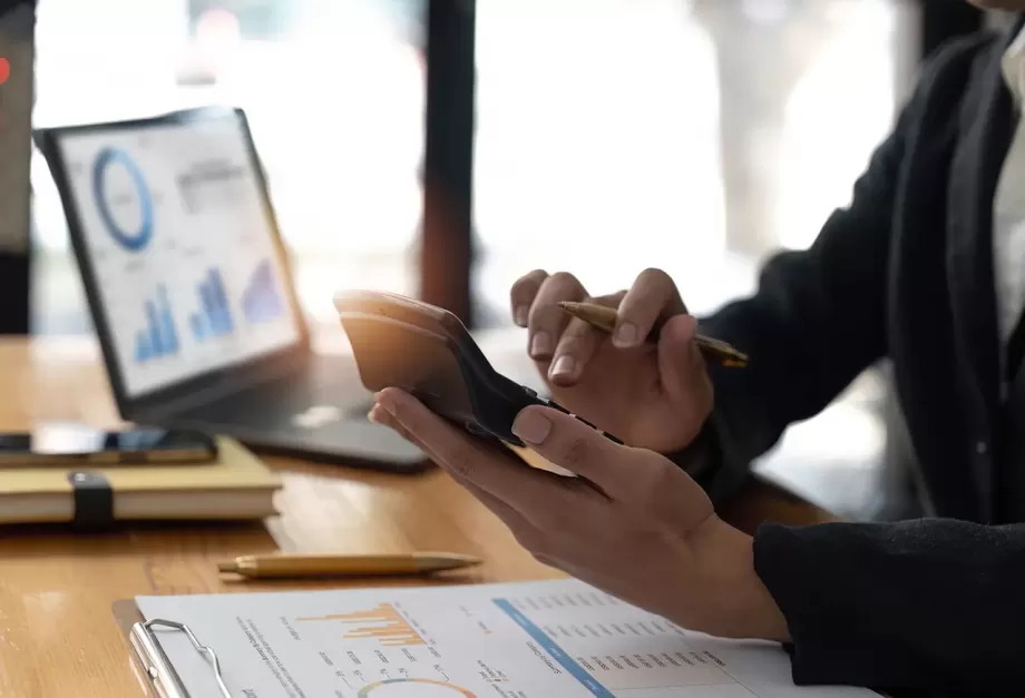 Calcul et analyse fiscale à partir de données financières sur ordinateur