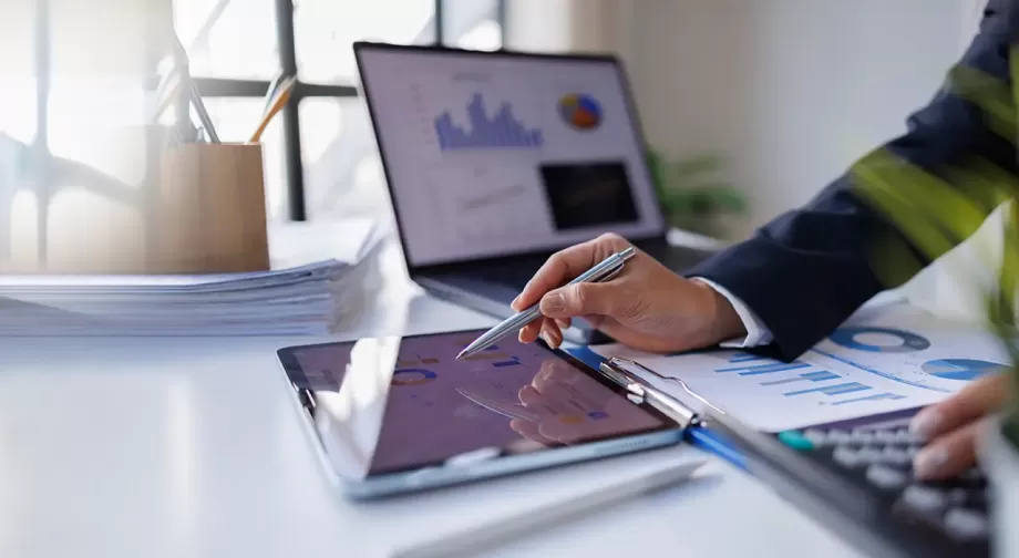 Comptabilité dématérialisée avec analyse de données financières sur tablette et ordinateur