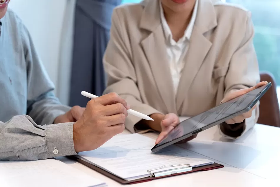 Signature électronique d’un document juridique d’entreprise sur tablette